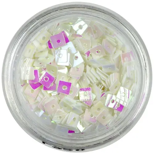 Körömdísz - fehér lyukas négyzetek