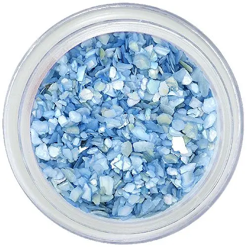 Világos színárnyalatú liláskék, rendszertelen alakú törmelékek