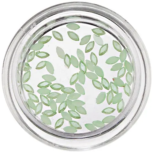 Gyöngyházas oválisok körmökre – világoszöld